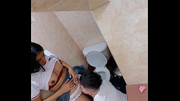 Alumnos Cachondos Se Dan Duro En El Baño Del Colegio Y él Acaba En Su Boca (video Hot Amateur)