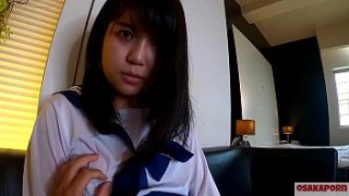 初めての潮吹きで大洪水！瞳がぱっちり可愛い18歳ピチピチ娘が服の上から2回イキまくり。ちびっこ体型の貧乳ちゃんをスカートめくり正常位で中出し。セーラー服姿でアヘ顔アクメ、手マン会話付きハメ撮り完全版【まおちゃん6作目】