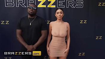 Violet Myers Flaunts Her Tight Little Asshole For The Eager Paparazzi