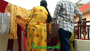 छत पर कपड़े सुखाती भाभी को पकड़कर जमकर चोदा
