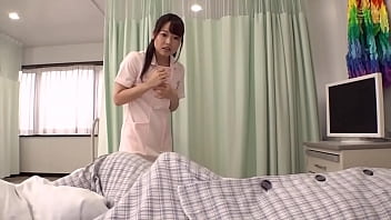 無邪気な顔の小さい胸のナースと布団の中で密着えっち