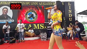 Sultry Moves Under The Spotlight – Sintya Riske Sets The Stage On Fire With Her Wild Indonesian Dance