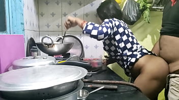 गाँव से आई नादान मेड को कुछ समझ नहीं थी, तो मालिक ने मौका देखकर उसे चोद डाला (हिंदी में गर्मजोशी से)