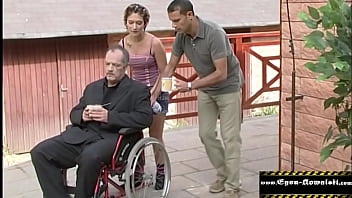 Junges Mädchen Wird Von älterem Mann Genommen