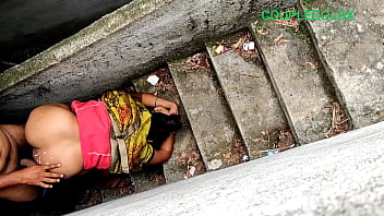 भाभी को छत पर ले जाकर उसकी कोमल देह का मजा लिया