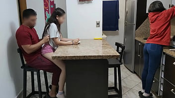 Mi Traviesa Sobrina Disfruta Sentándose En Las Piernas De Su Tío Pervertido, Justo Frente A Su Esposa