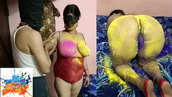 छोटी सी उम्र वाली सास की गोरी गोरी चुचियों पर रंग डालकर मस्त होली खेली