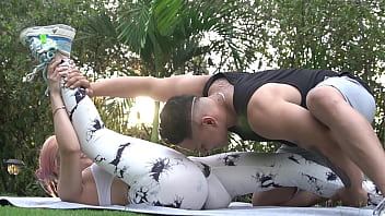 El Entrenador Calienta La Sesión De Yoga Con Una Fogosa Rubia Entre Las Esterillas