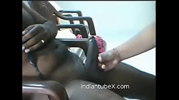 Seductive Andhra Aunty Flaunts Her Irresistible Naked Charm