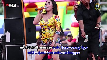 Sensual Indonesian Moves – Two Gorgeous Singers Heat Up The Stage With Their Wild Dance, Driving The Crowd Wild