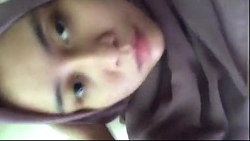 Menggoda Dalam Jilbab: Kisah Seorang Wanita Karier Yang Mandiri