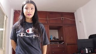 Vecino Cachondo Sorprende A La Vecina Con Una Polla Enorme Y Le Llena La Boca De Leche – Creampie Oral Bien Casero
