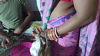 अकेली भाभी को अंडे बेचने वाले ने घर में जबरदस्ती चोदा