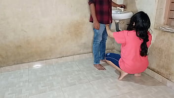 भाभी ने जवान प्लंबर से चूत की प्यास बुझाई, हिंदी में गर्म आवाज़ों के साथ