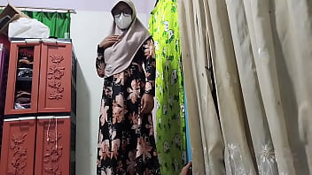 Guru Panas Melihat Muridnya Sedang Asyik Mengocok, Lalu Mengajaknya Bercinta