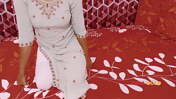 चाची की बेटी को बिस्तर पर जमकर चोदा