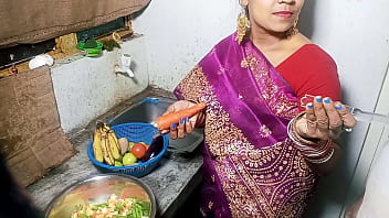 सुबह-सुबह किचन में सेक्सी भाभी को खाना बनाते वक्त जमकर चोदा