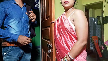 ब्रा बेचने वाला लड़का भाभीजी को फुसलाकर चुदाई करता है, हिंदी में साफ आवाज़ के साथ