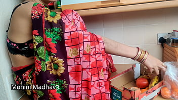 भारतीय देसी फल विक्रेता महिला ने सौदेबाजी के बदले ग्राहक से जमकर चुदाई करवाई, हिंदी ऑडियो