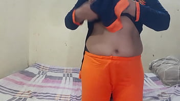देवर ने गीता भाभी को पति के बाहर जाते ही बिस्तर पर लेटा दिया