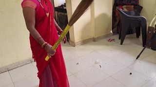 देसी भाभी ने झाड़ू पकड़ी और मालिक को चोदने का मौका नहीं छोड़ा
