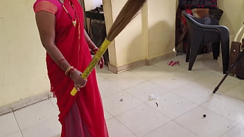 देसी भाभी ने झाड़ू पकड़ी और मालिक को चोदने का मौका नहीं छोड़ा