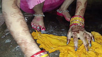 भाभी बाथरूम में पेशाब करते हुए अपने रसीले अंग दिखाती है
