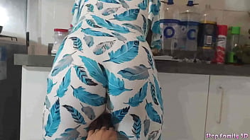 Mi Hijastra Ardiente Se Entrega A Su Padrastro En La Cocina Mientras Su Madre Está Fuera