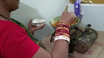 मैडम को किचन स्टैंड पर चिकन बनाते बनाते चोदा गया