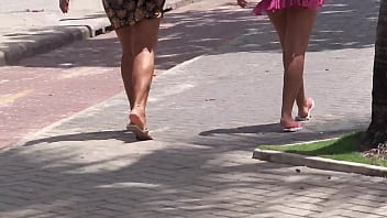 Uma Morena Deliciosa Caminhando Na Areia, Com Aquele Bumbum Perfeito Balançando Suavemente.