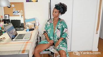 Yanks Ebony Beauty Lola Rose Gets Handsy With Her Hairy Snatch