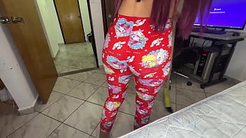 Mi Hijastra Hermosa Limpiando La Habitación, Qué Buena Está Con Ese Culo Delicioso