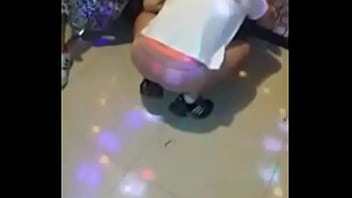 노래방에서 스릴 넘치는 순간, 팬티를 벗어던지고 달콤한 유혹에 빠지다